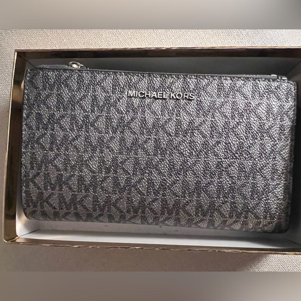 💎 Brand new MK women’s wristlet 🕶️